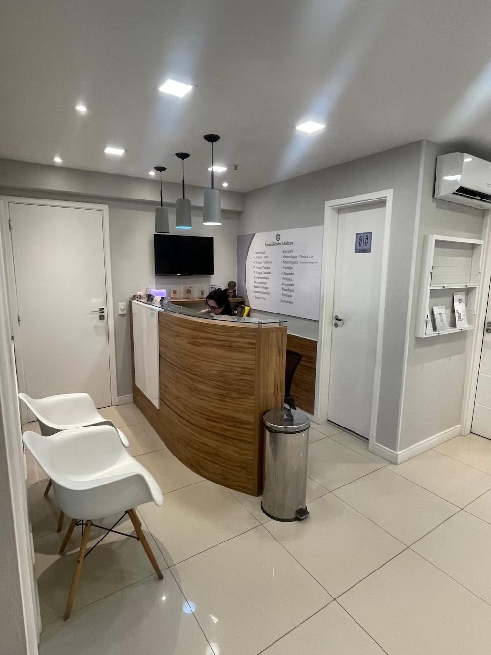 Balcão de atendimento e corredor do consultório