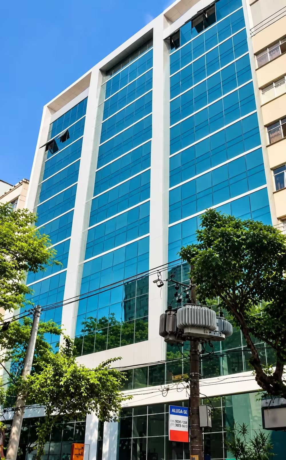 Fachada do Edifício Tijuca In Offices, prédio espelhado na Rua Desembargador Izidro, 18